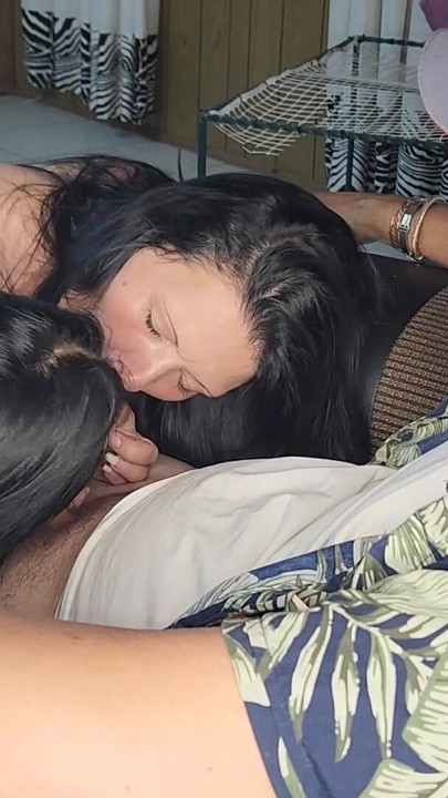 "Dos hermanastras peleando por quién me chupa el semen"