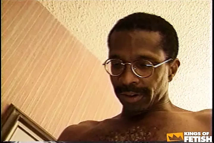 下流的白人熟女大声尖叫，同时被大黑屌操的洞