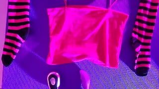Roze Balaclava masker mietje trans geverfd schaamhaar spelen met een vibrator