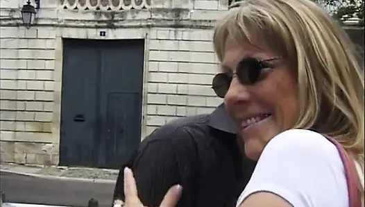 Tante seksi rambut pirang ini dientot habis-habisan sama cowok gagah ini di seks threesome liar