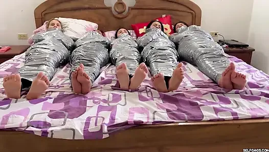 5 mumyalanmış kız boğuşuyor ve ağzı tıkalı!