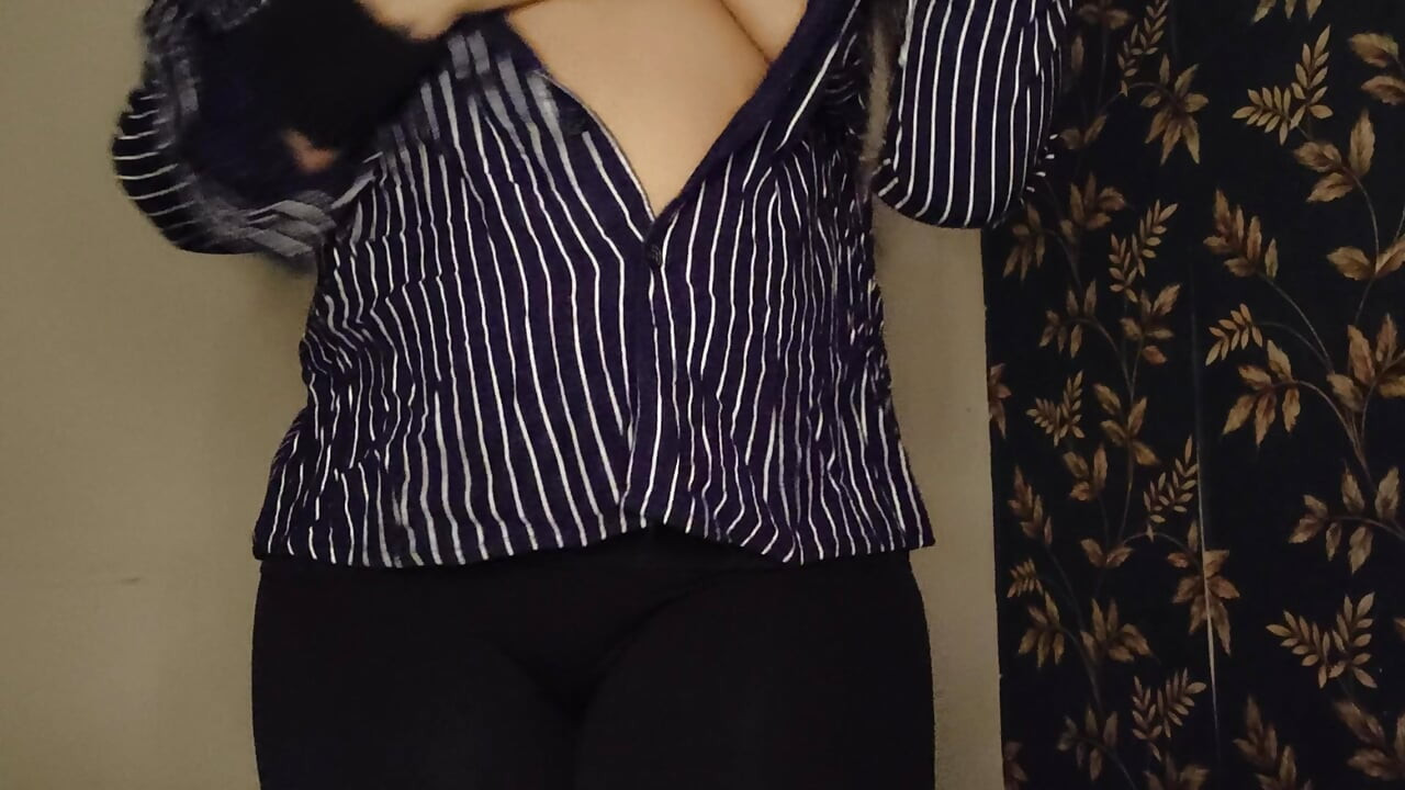 美麗的德西女孩通過看色情片滿足自己自慰