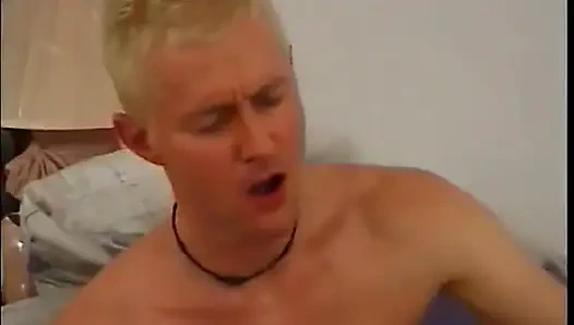 Adamlar ateşli bicurious üçlü grup sekste birbirlerini ve tombul bir esmeri sikiyor