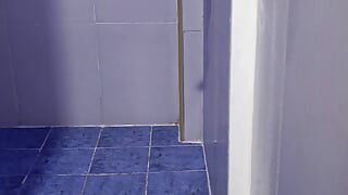 Duş alırken götüme dokunuyorum ve sünnetimle oynuyorum.