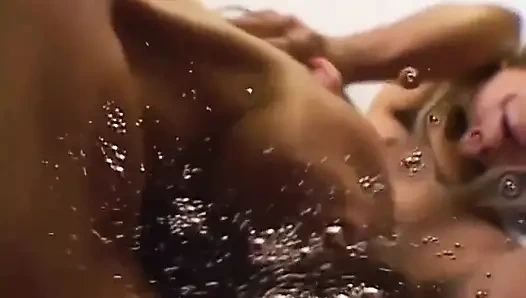 Seksi sarışın kızlar üçlü yarak emiyor... ağzına boşalma