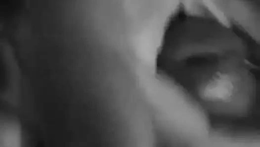 Handjob buatan rumah dengan sedikit oral