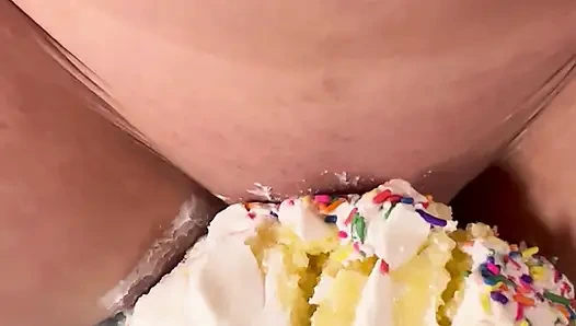Stiefmutter zertrümmert meinen geburtstagskuchen mit ihrer fetten muschi