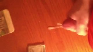 Пухлая мишка кончает на столе в видео от первого лица