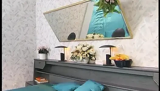Si cewek hot rambut cokelat ini dientot habis-habisan sama cowok berotot di ranjang