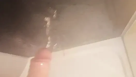 Sabah banyosunda büyük yarakla banyo yaparken mastürbasyon yapıyor
