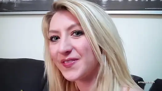 Solgun sarışın ve tıraşlı İngiliz model Lauren Cox'un amını oyuncak olarak izliyorum