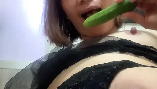 Schwarze dessous .. immer lässt mich mich sexy fühlen und ich bin schon nass, noch bevor meine muschi stoßt ... Baby, fick mich bitte