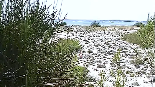 Сексуальная MILF обнажённая на нудистском пляже