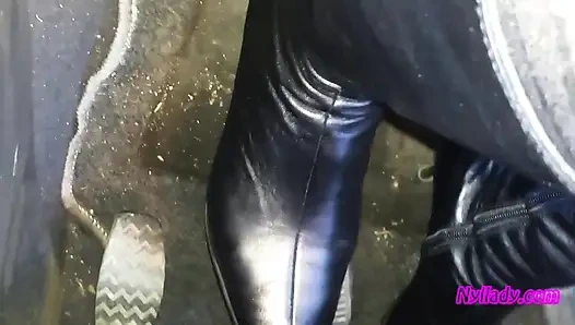 Erkek delisi yüksek topuklu çizmeler ve siyah bale daireleri içinde bravo'sunu sürüyor ve canlandırıyor