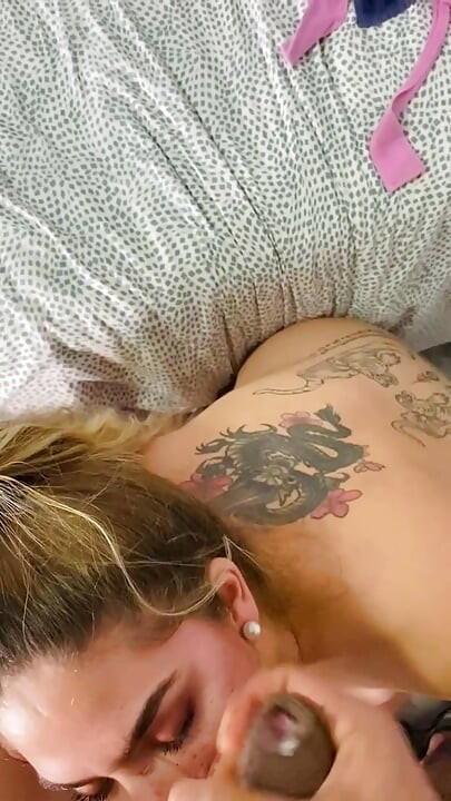 Ich wachte geil auf und lutschte meinem Freund den Schwanz, dann gab er mir einen köstlichen Fick.
