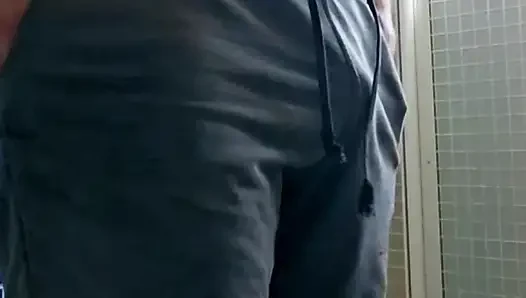 Çaresiz yumuşak yarak ıslatan pantolon - sidik