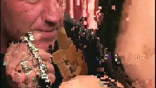 Sexy blonde schlampe bekommt alle ihre löcher hart auf dem tisch gefickt