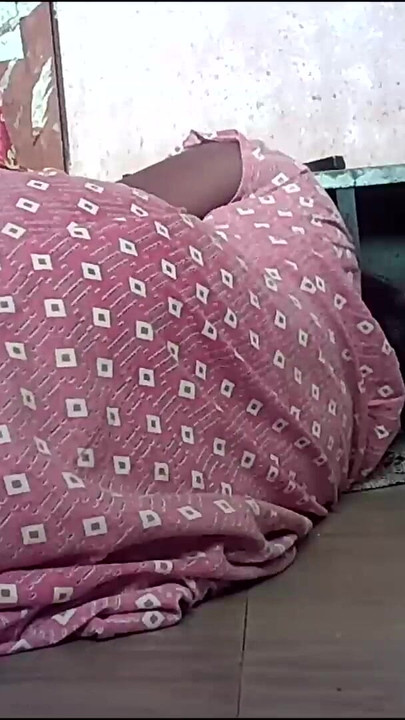 Snažan trenutak iz "Indijske seoske kućanice pokazuju velike sise i ljube se"