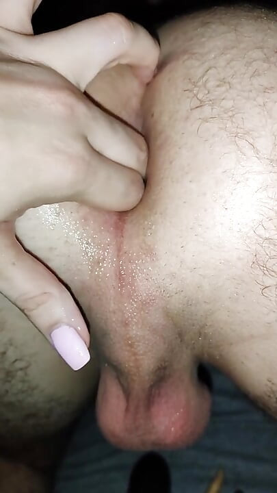 Ela coloca vegetais na minha bunda