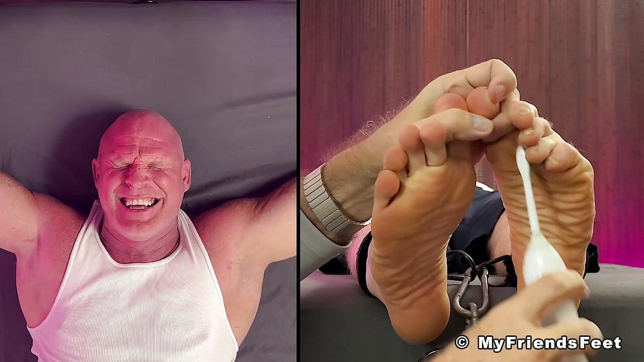 MyFriendsFeet: Hunk Dev se tvrdě chichotá, zatímco je lechtána z jeho jamek k nohám