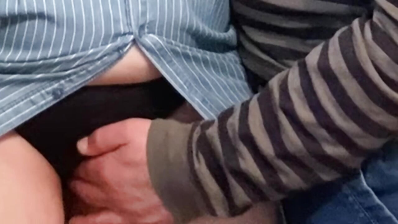 Pervertido dedos debaixo do meu vestido dedilhando minha buceta