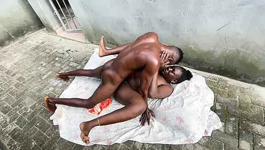 İş arkadaşlarıyla sikişiyor ve oynuyor