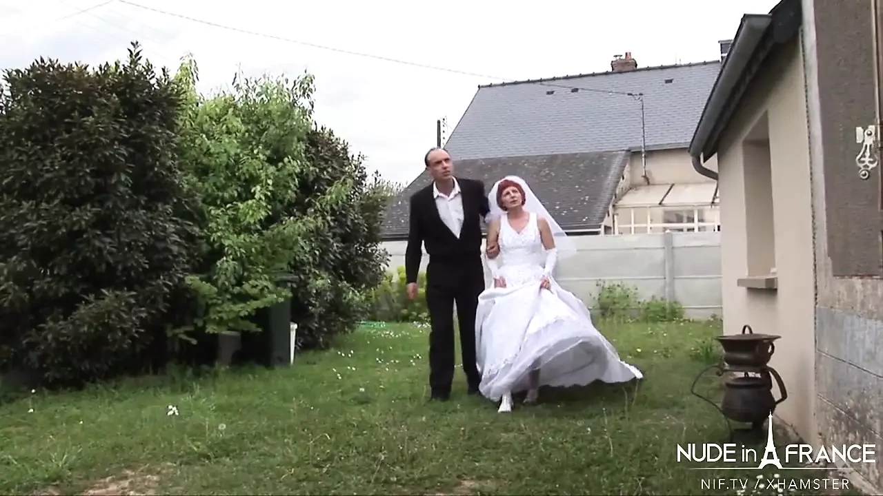O mireasă franceză matură păroasă este futută în cur și futută în pumn