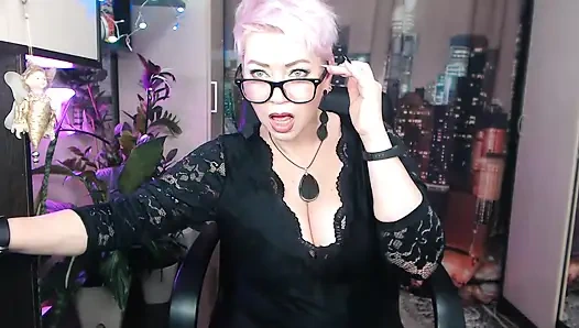 Моя мачеха - моя шлюшка перед вебкамерой! Нескромные танцы, киска крупным планом и честная мастурбация сучки в формате 45+ !