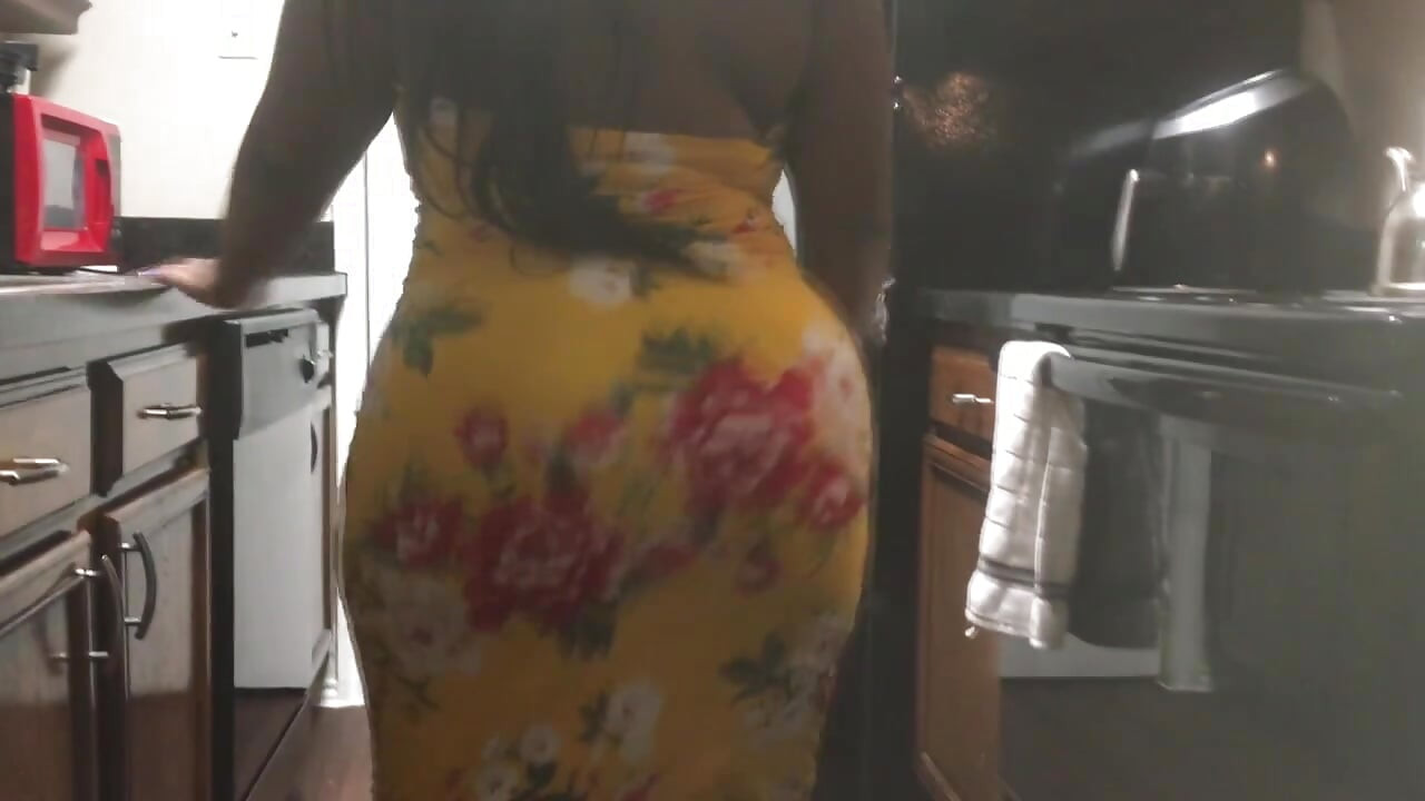 La sale Diana twerke, partie 2 dans une robe jaune