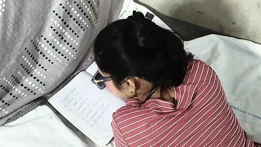 Мой маленький сердится со мной, нас поделили одну кровать на всю ночь, полное хинди вирусное видео