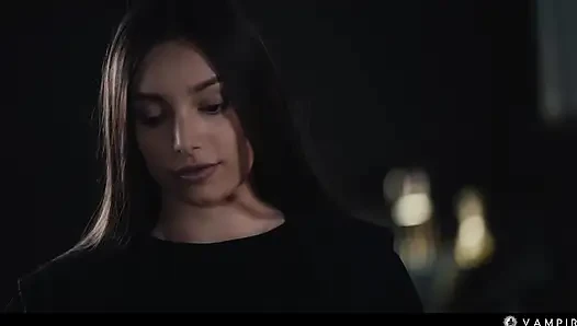 Латина загипнотизирована в подчинение - Лесбийское доминирование вампира Canela Skin и Shelena