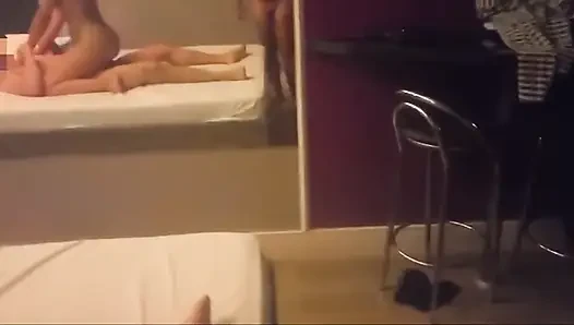 Kelanjutan seks panas dengan orang asing dari kontol tebal - selingkuhan datang dengan handjob