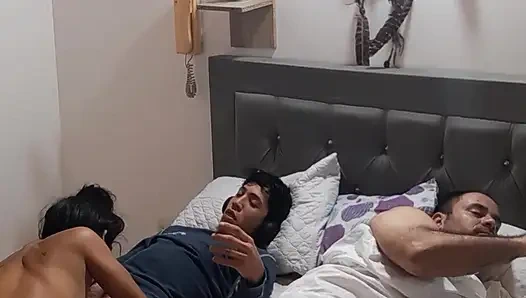 Я трахаю друга моего бойфренда и прошу его проникнуть в меня