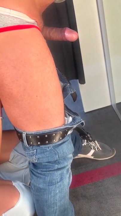 Fesselnder moment von "Echter sex in der umkleidekabine. Blonde axel mit fetischbrille fickt alex mit einem schwanz und eier tief"