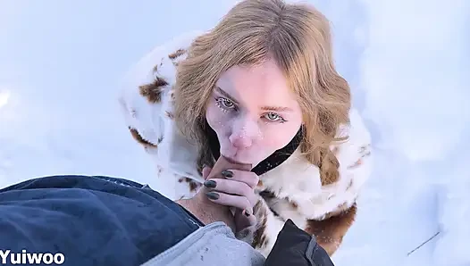 -30c Çok soğuk ama sevimli Rus kız ağzında dondurma istiyor