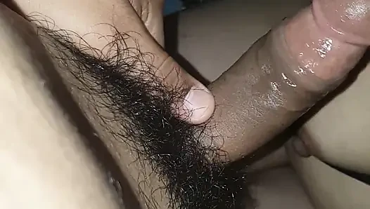 Cewek sange ini datang untuk nonton televisi dan berujung nyepong kontol
