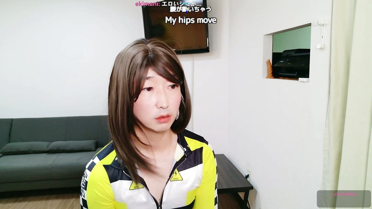 Race Queen вставляет воздушный шарик в ее анус