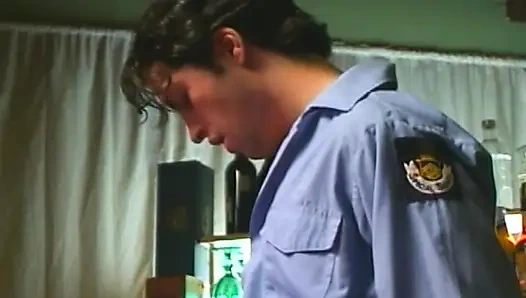 Крошка-блондинка пожирает член, затем дико вылизывают киску