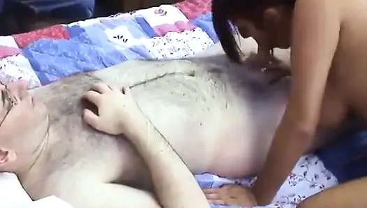 Cewek kulit putih pecker ngecrot memek tebal cewek dewasa rambut cokelat di ranjang