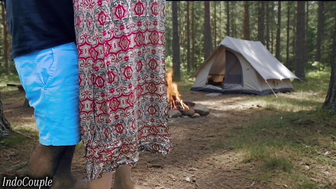 Prawdziwy mąż i żona poszli na kemping do Forest.sex w lesie z dźwiękami wybuchowymi