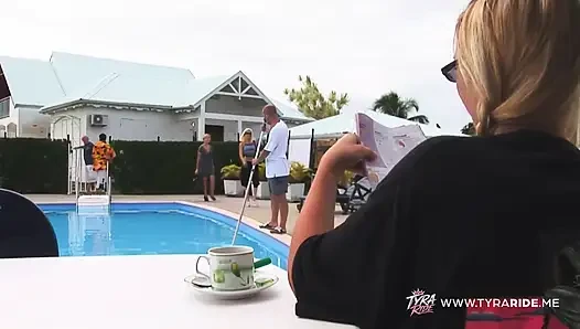 Blonde MILF reitet hart am strand und schlafzimmer für intensiv