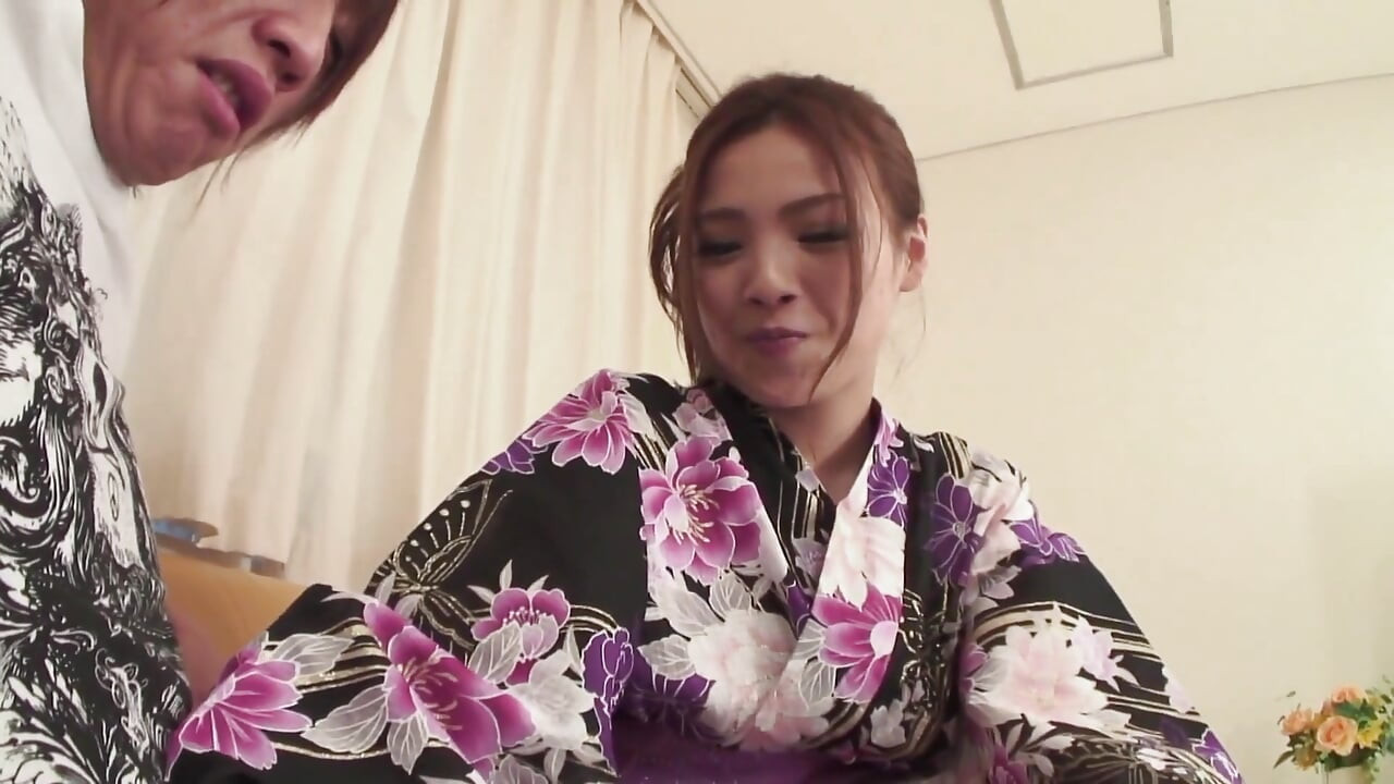 Awek seronok menjolok sebelum menunggang zakar besar ke pancutan mani