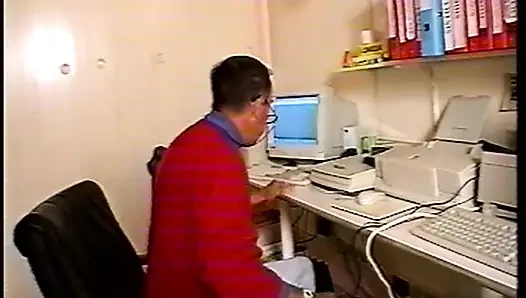 Cewek semok ini dientot habis-habisan sampai lubangnya menganga lebar sambil nelpon kantor dan kontolnya berdenyut-denyut