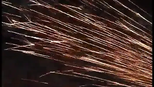 Birkaç ateşli güzel kız ıslak deliklerine tek başına yarak alıyor