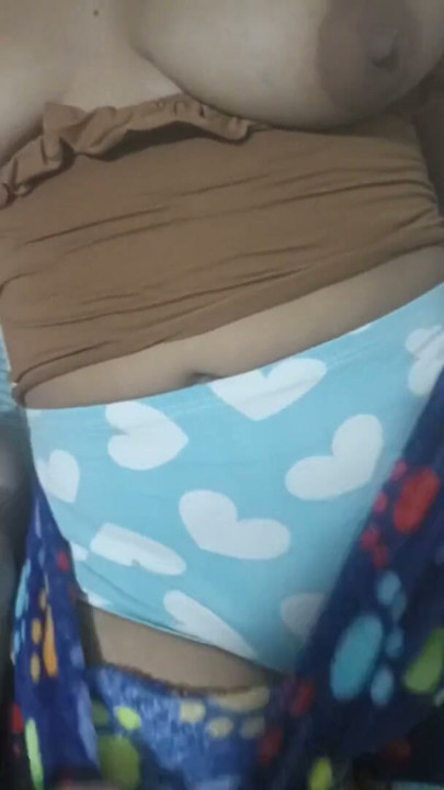 talking to my neighbor while my husband is not at home, I take a bath in front of him because he gives him a big cock | Clip 2