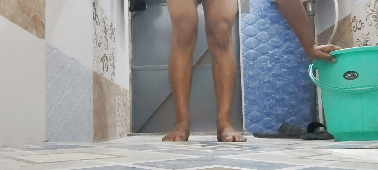 Bathroom nanga okay apni gand se Pani nikaalne lag Gaya