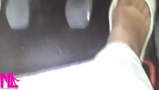 Pedal memompa dan mengemudi di jalan raya dengan flat yang usang lembut dan kaus kaki nilon