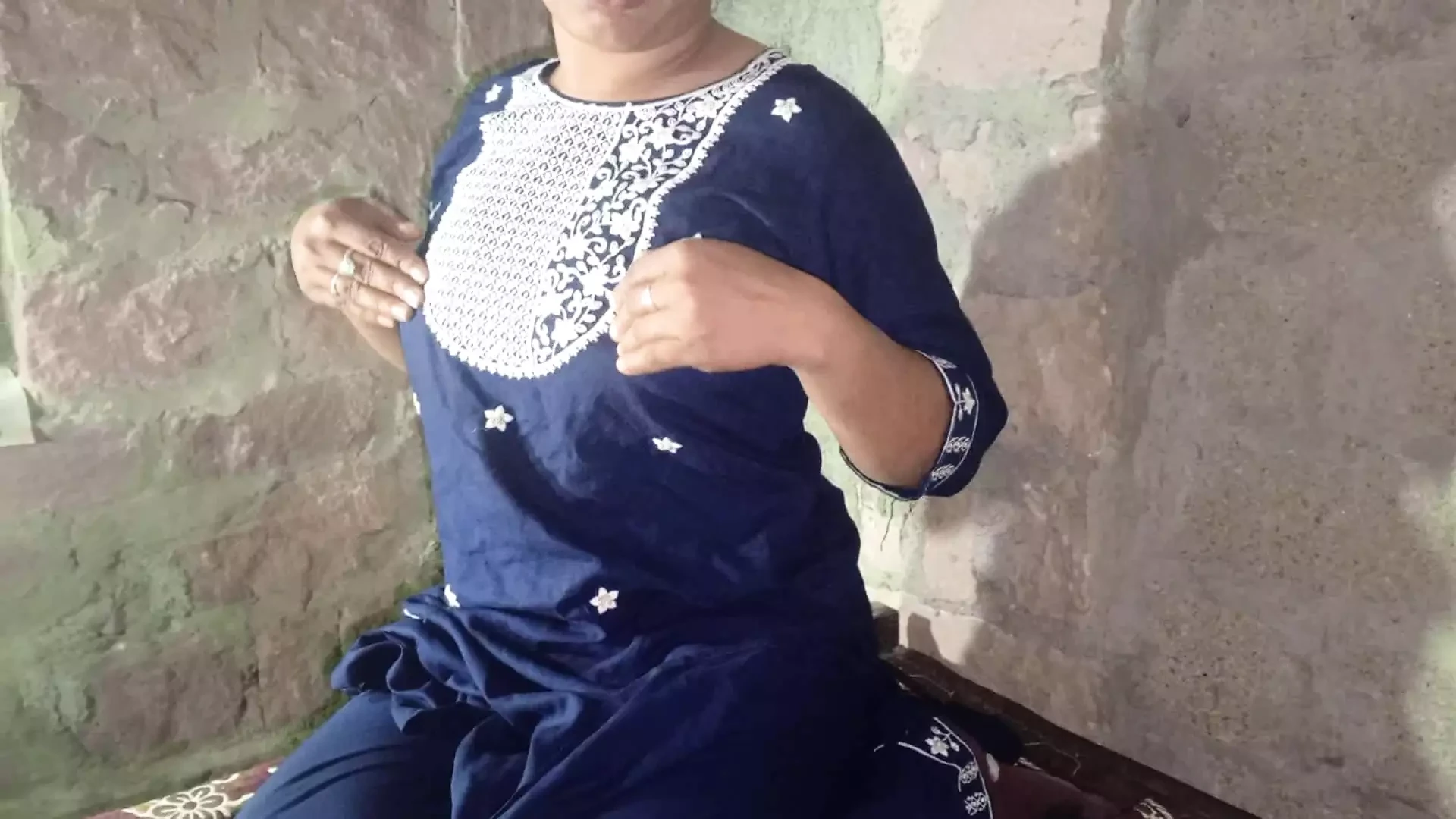 Bhabhi ko raat me jor se chudhai in house Hindi audio.