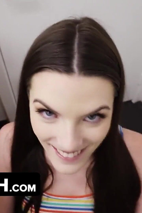 Mükemmel götlü kızlar üvey babalarının büyük yarağını emiyor ve yüzüne boşalmasını sağlıyor