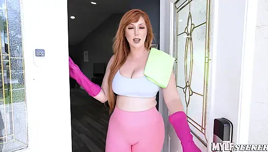 Рыжая с самыми сочными сиськами и большой задницей